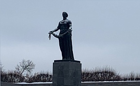 27 января с.г. на Пискарёвском мемориальном кладбище состоялась торжественно-траурная церемония возложения венков и цветов к монументу «Мать-Родина», посвященная 80-й годовщине со Дня полного освобождения Ленинграда от фашистской блокады