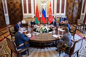 4 марта 2025 г. в Мариинском дворце состоялась встреча Председателя Законодательного Собрания Санкт-Петербурга А.Н.Бельского с генеральным консулом Республики Беларусь в Санкт-Петербурге Н.Н.Рогожником