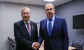 Министр иностранных дел Российской Федерации С.В.Лавров наградил Посла по особым поручениям, представителя МИД России в г. Санкт-Петербурге В.В.Запевалова знаком «Почетный работник МИД России»