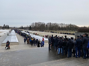 27 января с.г. в 76-ю годовщину снятия блокады Ленинграда по инициативе Представительства МИД России в Санкт-Петербурге местный дипкорпус принял участие в возложении венков и цветов на Пискаревском мемориальном кладбище