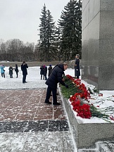 27 января 2022 г. на Пискаревском мемориальном кладбище состоялась торжественно-траурная церемония возложения венков и цветов к монументу «Мать-Родина»