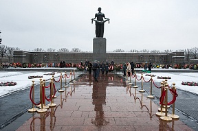 27 января с.г. в 77-ю годовщину снятия блокады Ленинграда по инициативе Представительства МИД России в Санкт-Петербурге местный дипкорпус принял участие в возложении венков и цветов на Пискаревском мемориальном кладбище