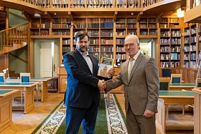 О вручении книги «Дипломаты России вне времён» директору Российской национальной библиотеки им.М.Е.Салтыкова-Щедрина Д.О. Ципкину