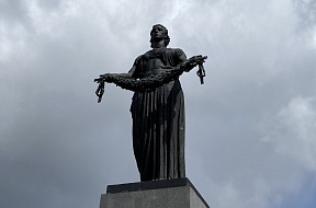 О церемонии возложения венков и цветов к монументу "Мать-Родина" на Пискарёвском мемориальном кладбище